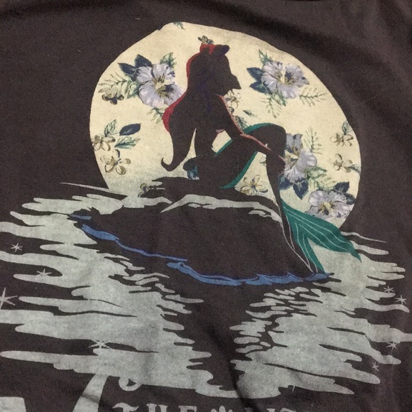 Muscle top with cool Ariel on it - Picture 2 of 4